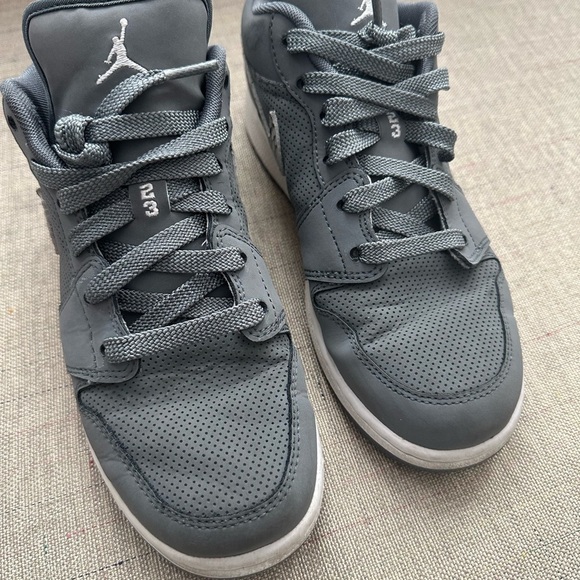 Gray Nike Sneakers with Patterned Swoosh size 7 - Picture 4 of 10